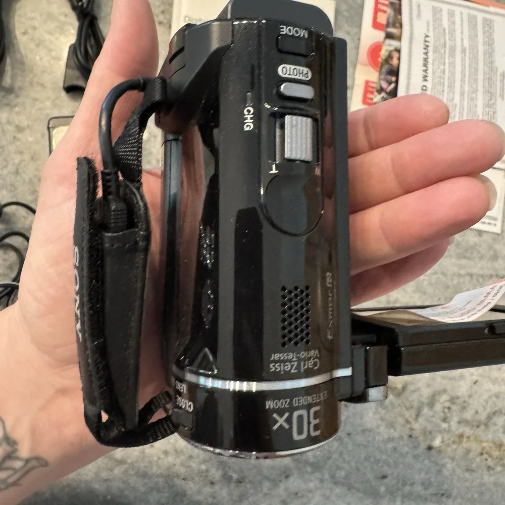 Sony Handycam HDR-PJ200 Full HD Camcorder w/Built-In Projector 30x Zoom